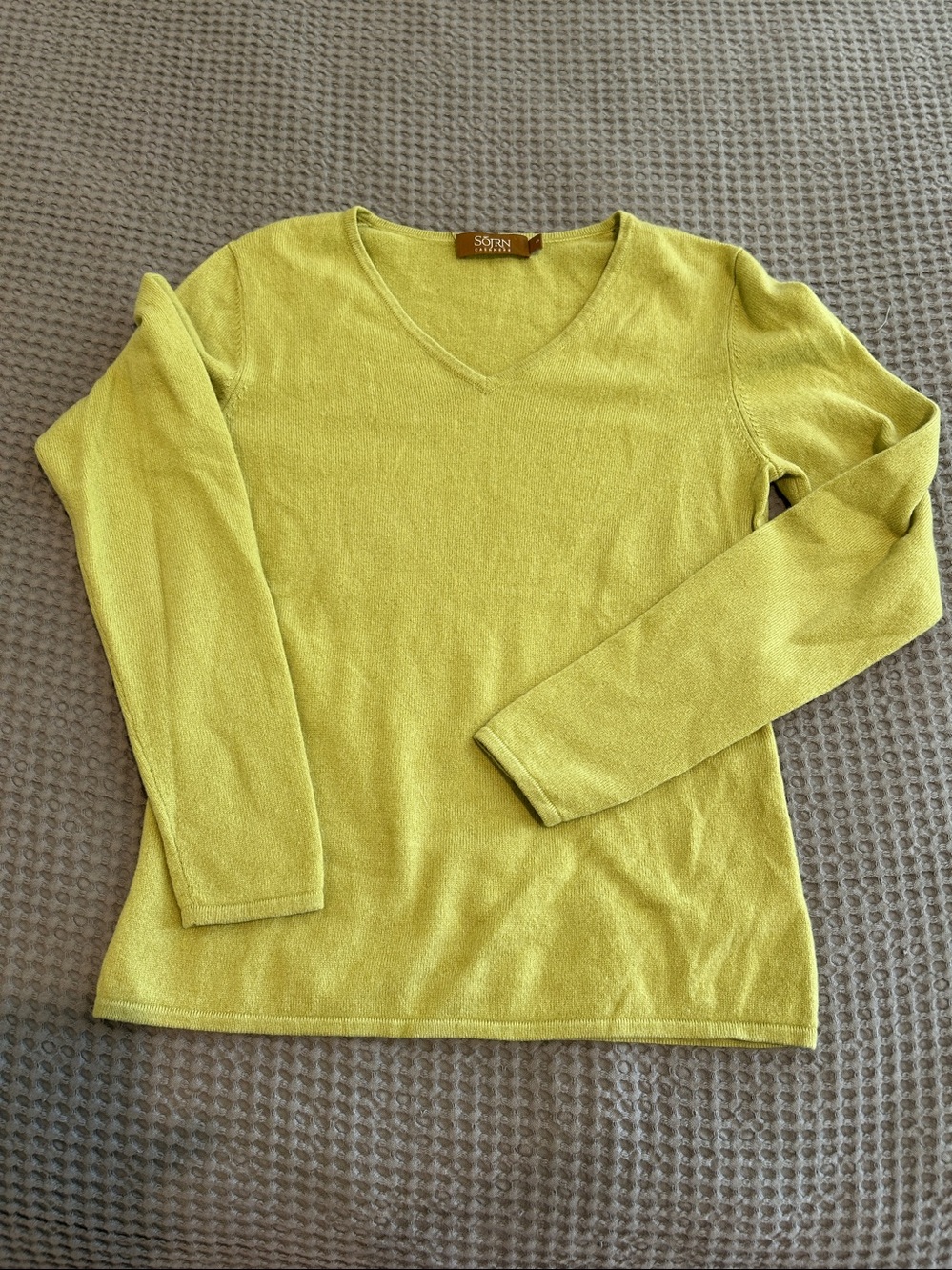 V-neck Long Sleeve Cashmere Sweater in Chartreuse
